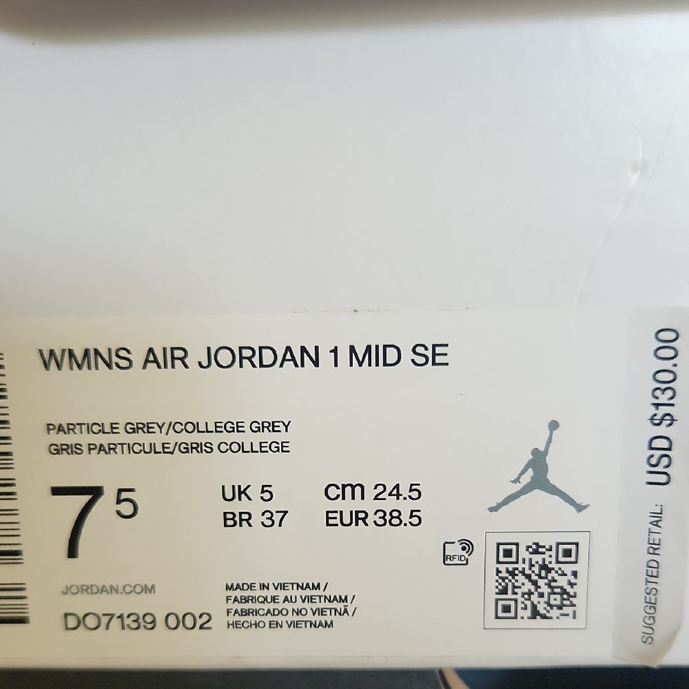 Jordan 1 Mid SE in Particle and College Grey